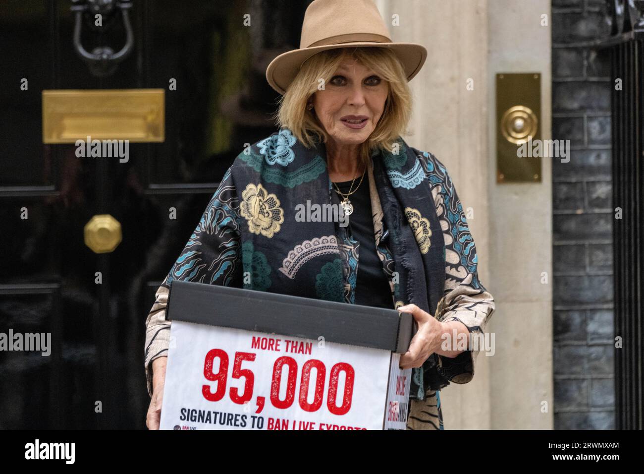 Londres, Royaume-Uni. 20 septembre 2023. Dame Joanna Lumley remet une pétition d'interdiction des exportations en direct au 10 Downing Street London UK Credit : Ian Davidson/Alamy Live News Banque D'Images