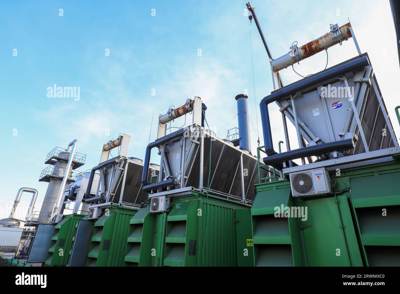 COMTÉ de LUANNAN, Chine - 10 janvier 2022 : un générateur de biogaz est en cours d'installation dans une centrale à biogaz, dans le nord de la Chine Banque D'Images