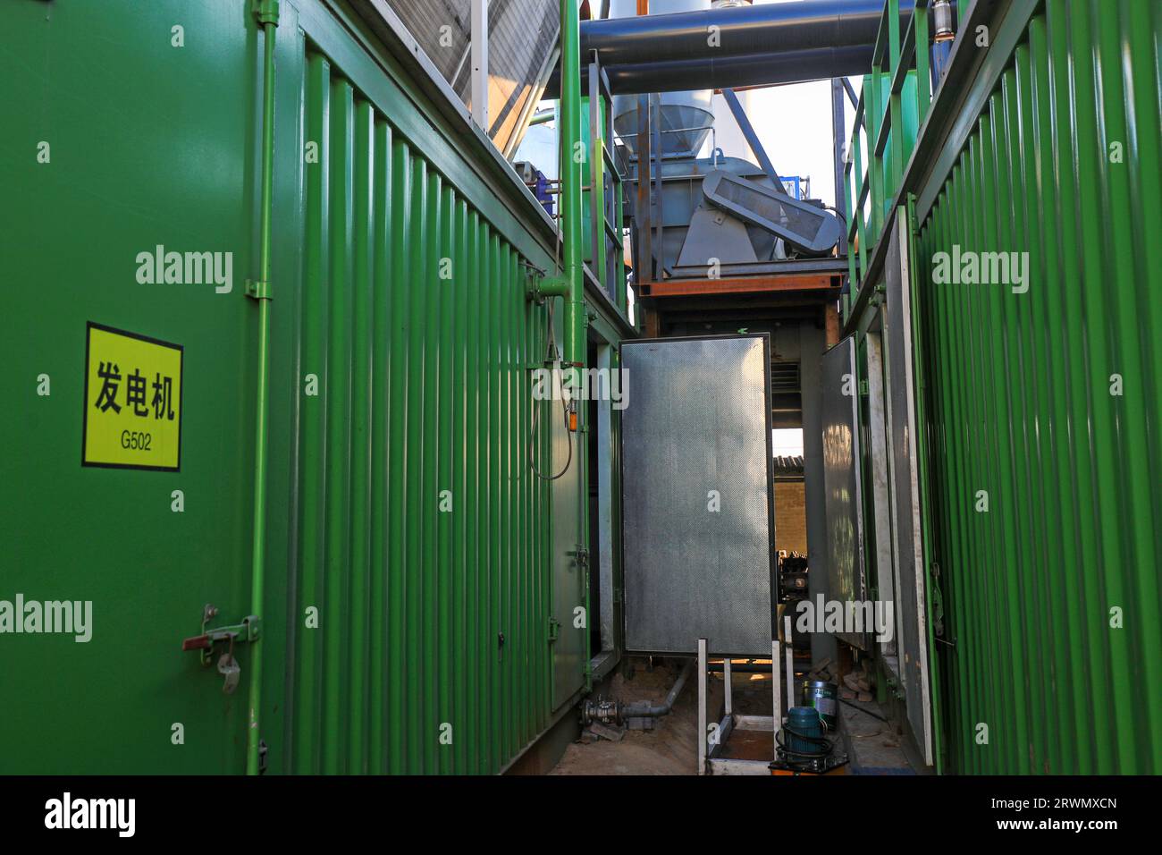 COMTÉ de LUANNAN, Chine - 10 janvier 2022 : un générateur de biogaz est en cours d'installation dans une centrale à biogaz, dans le nord de la Chine Banque D'Images