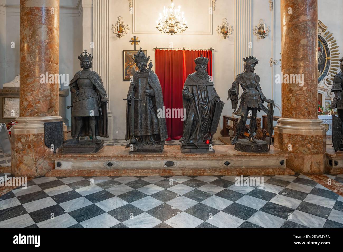 Statues du roi Albert II, de l'empereur Frédéric III, du margrave Léopold III et du comte Albert IV à Hofkirche (église de la cour) - Innsbruck, Autriche Banque D'Images