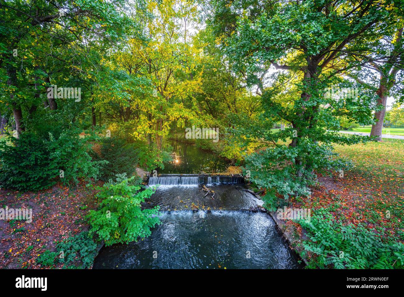 Canal près du pont Lions au parc du château de Laxenburg - Laxenburg, Autriche Banque D'Images