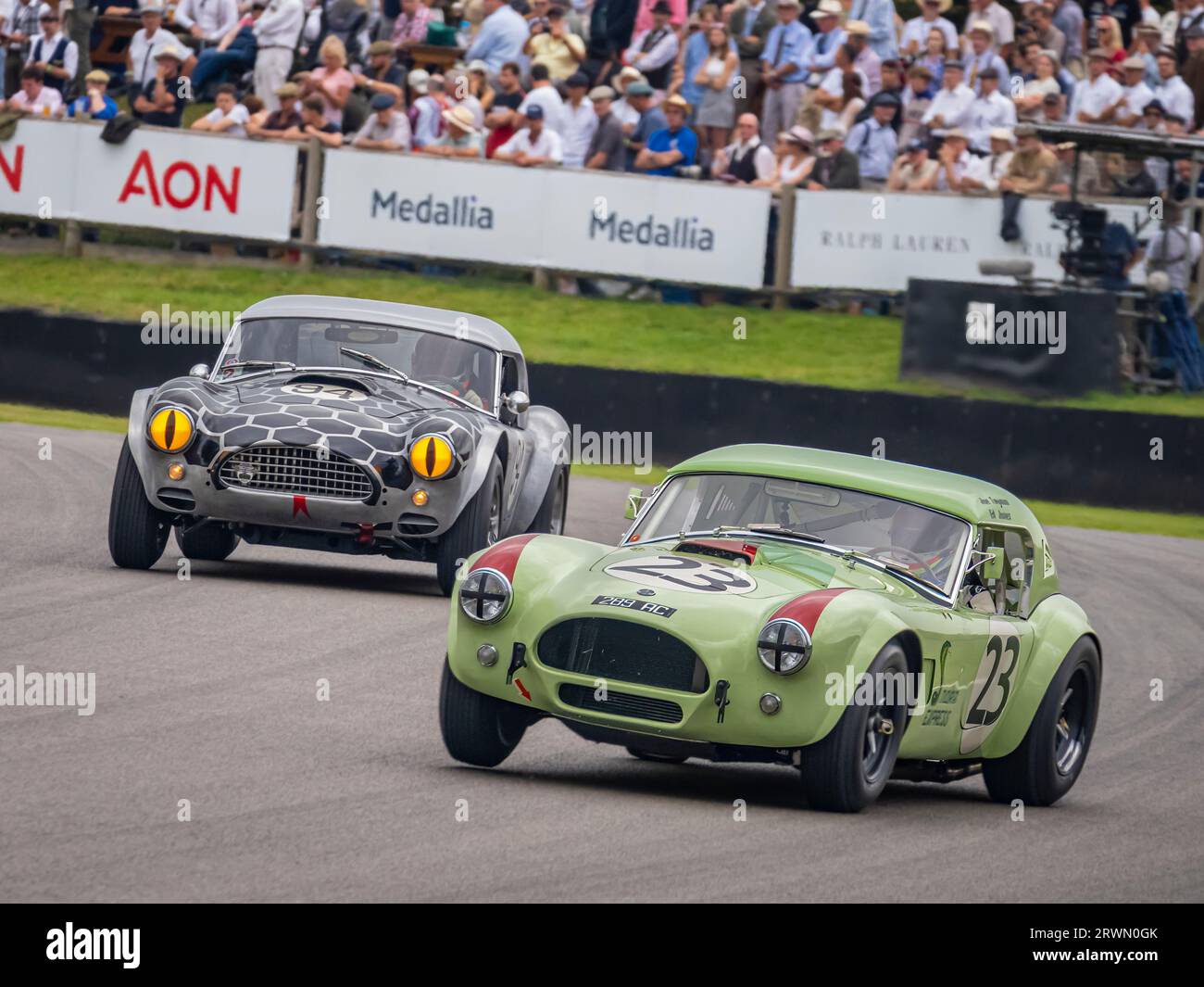 La course de voitures classiques Royal automobile Club TT Celebration 2023 au Goodwood Revival, West Sussex UK Banque D'Images
