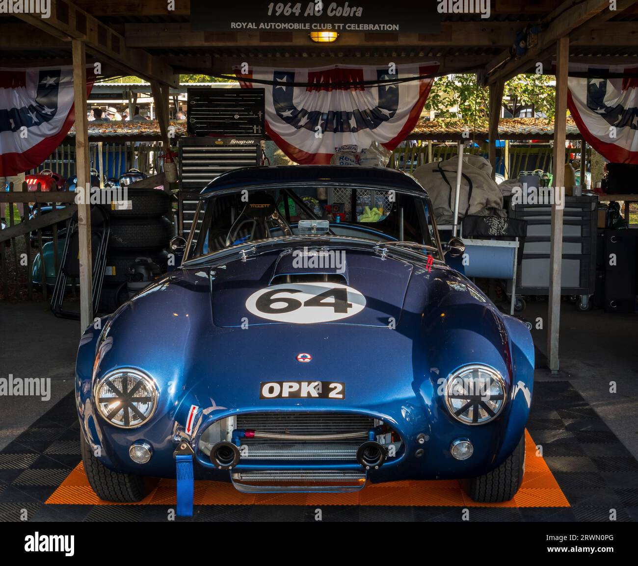 Une Cobra blue1964 dans le paddock est entrée dans la course de voitures classiques du Royal automobile Club TT Celebration 2023 au Goodwood Revival, West Sussex UK Banque D'Images