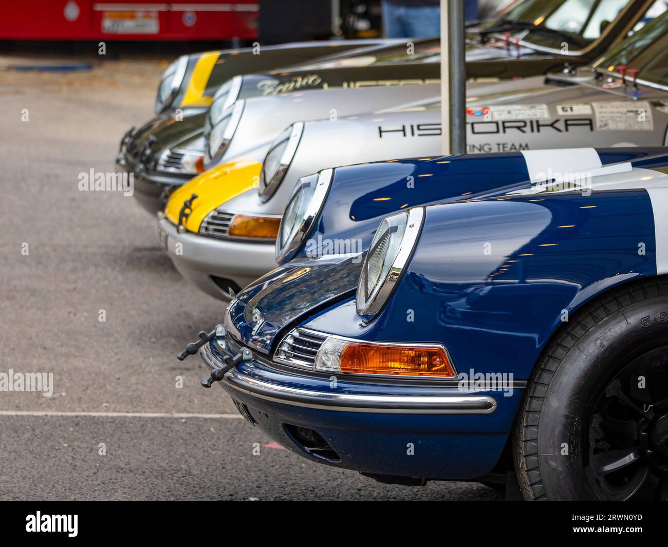 Gros plan de trois Porsche 911 stationnées dans le paddock engagées dans la course Fordwater Trophy au Goodwood Revival, West Sussex UK Banque D'Images
