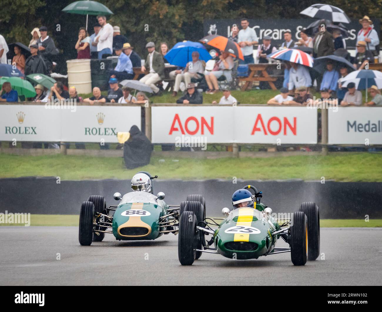 Lotus F1 voitures en course dans une course humide Glover Trophy au Goodwood Revival, West Sussex UK 2023 Banque D'Images