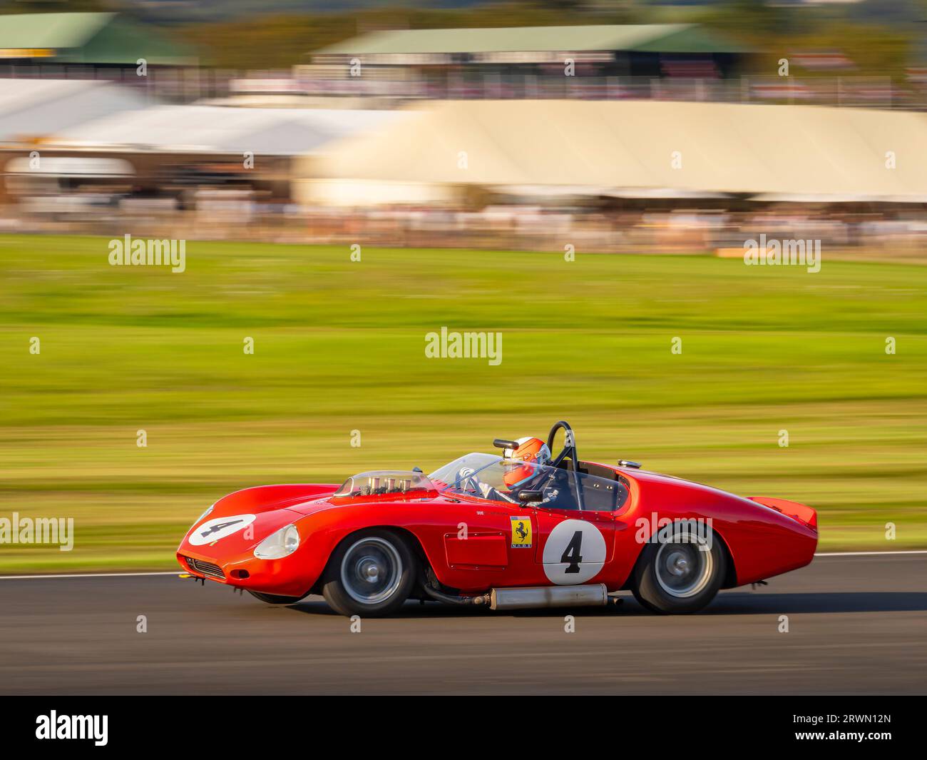 Ferrari 246S Dino dans la course Sussex Trophy au Goodwood Revival, West Sussex UK Banque D'Images