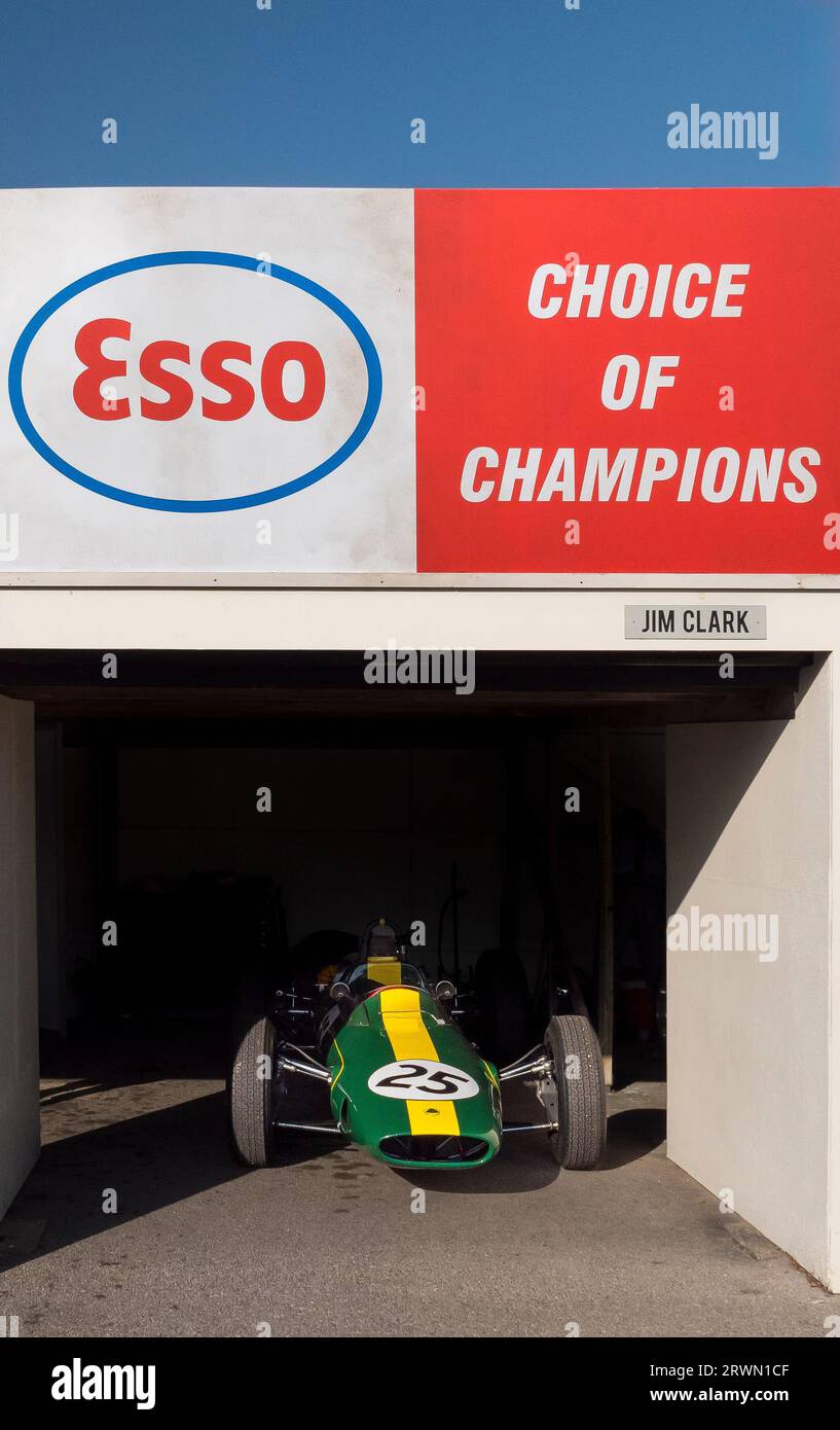 Une voiture verte et jaune Lotus-Climax 25 F1 au Goodwood Revival, West Sussex UK Banque D'Images