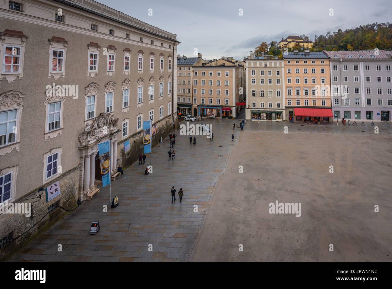 Residenzplatz avec entrée aux musées DomQuartier - Salzbourg, Autriche Banque D'Images