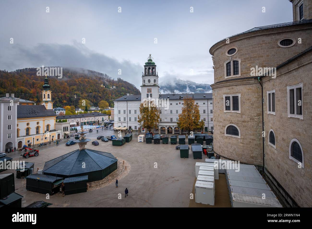 Residenzplatz avec Musée de Salzbourg (Neue Residenz) et St. Église Michael - Salzbourg, Autriche Banque D'Images