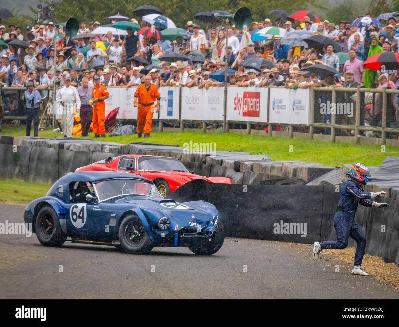 Un Cobra s'écrase sous la pluie à Madgewick dans la course de voitures classiques Royal automobile Club TT Celebration 2023 au Goodwood Revival, West Sussex UK Banque D'Images