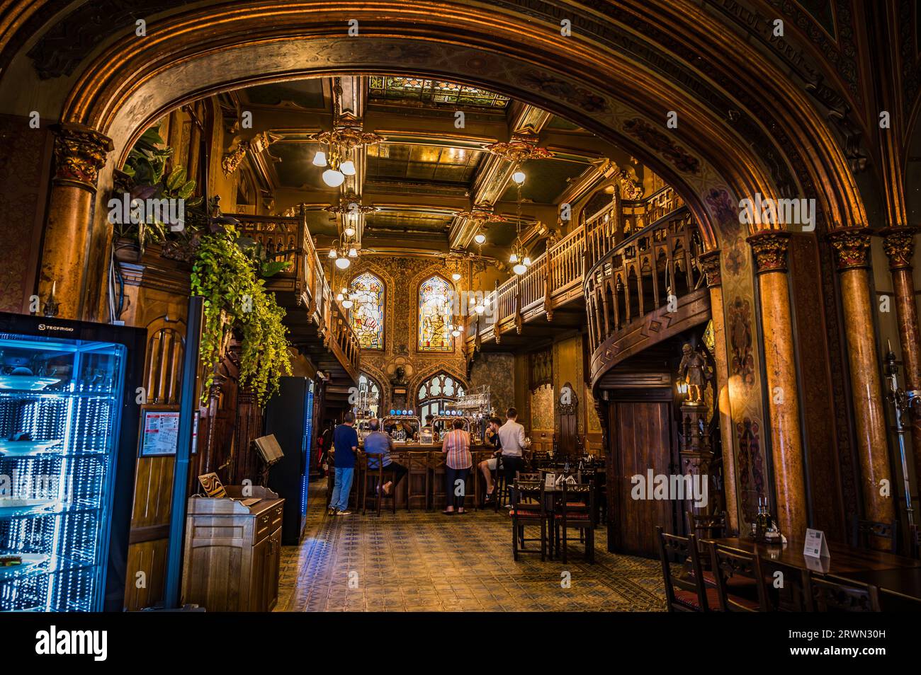 BUCAREST, ROUMANIE - SEPTEMBRE 2022 : Caru' cu bere, intérieur de l'un des plus anciens restaurants -1879 Banque D'Images