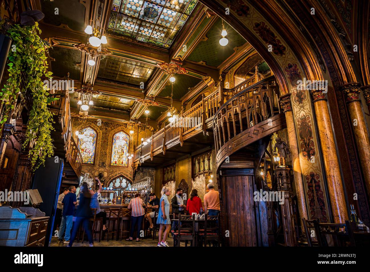 BUCAREST, ROUMANIE - SEPTEMBRE 2022 : Caru' cu bere, intérieur de l'un des plus anciens restaurants -1879 Banque D'Images