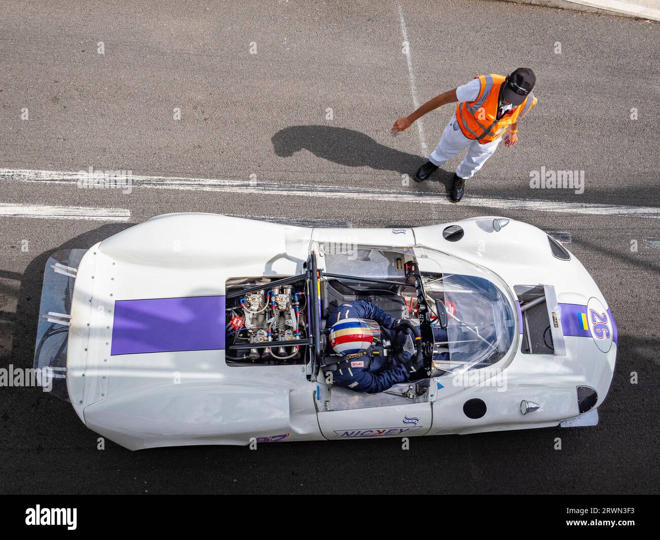 Regardant vers le bas un prototype de voiture de course McLaren Chevrolet M1A lors d'une journée d'essais sur le circuit de course automobile de Goodwood, West Sussex UK 2023 Banque D'Images