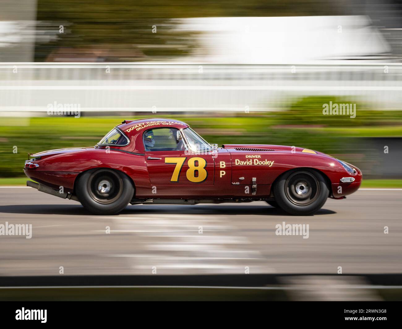 Une Jaguar de type E de couleur marron lors d'une journée d'essais sur le circuit de course automobile de Goodwood, West Sussex UK 2023 Banque D'Images