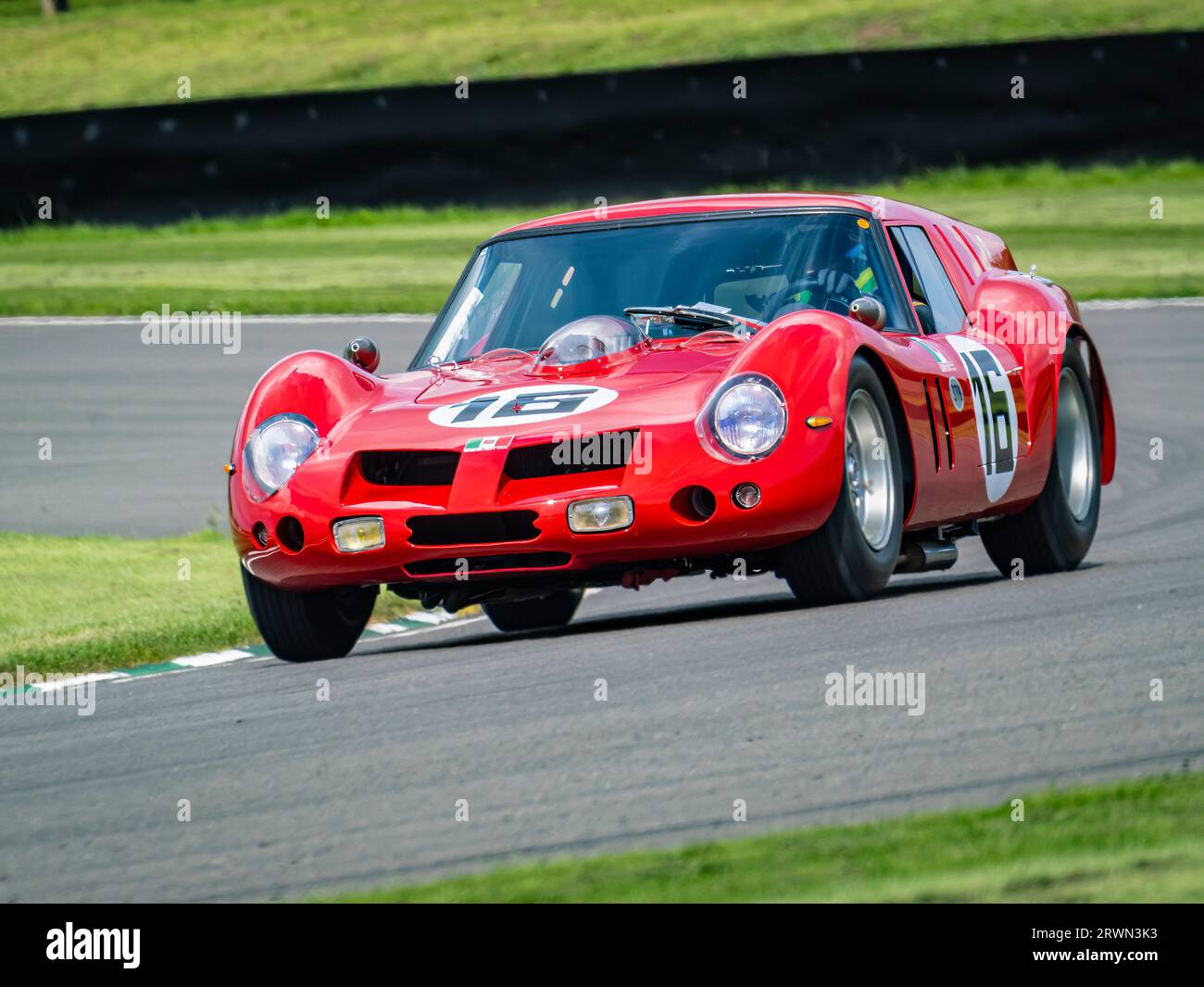 Une Ferrari 250 GT SWB rouge « Breadvan » sur le circuit de course automobile de Goodwood, West Sussex UK 2023 Banque D'Images