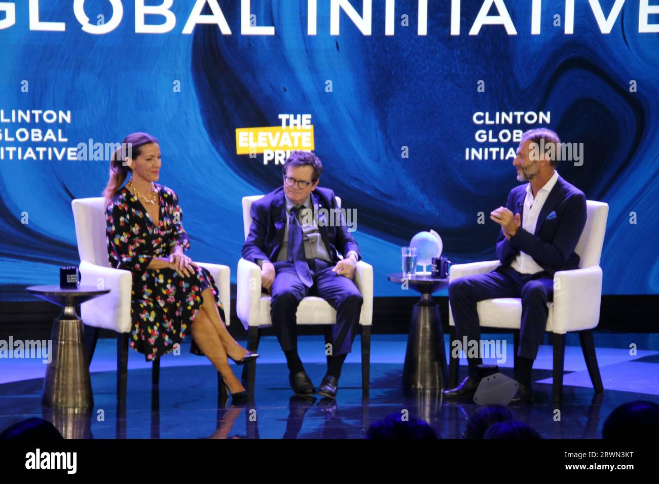 Clinton Global Initiative, Midtown Hilton, 1333 6th Ave, New York, NY 10009 USA. 19 septembre 2023. L'ancienne secrétaire d'État Hilary Clinton en conversation avec Michael J Fox, militant des célébrités, lors du Sommet CGI de 2023 à New York. Crédit : ©Julia Mineeva/EGBN TV News/Alamy Live News Banque D'Images