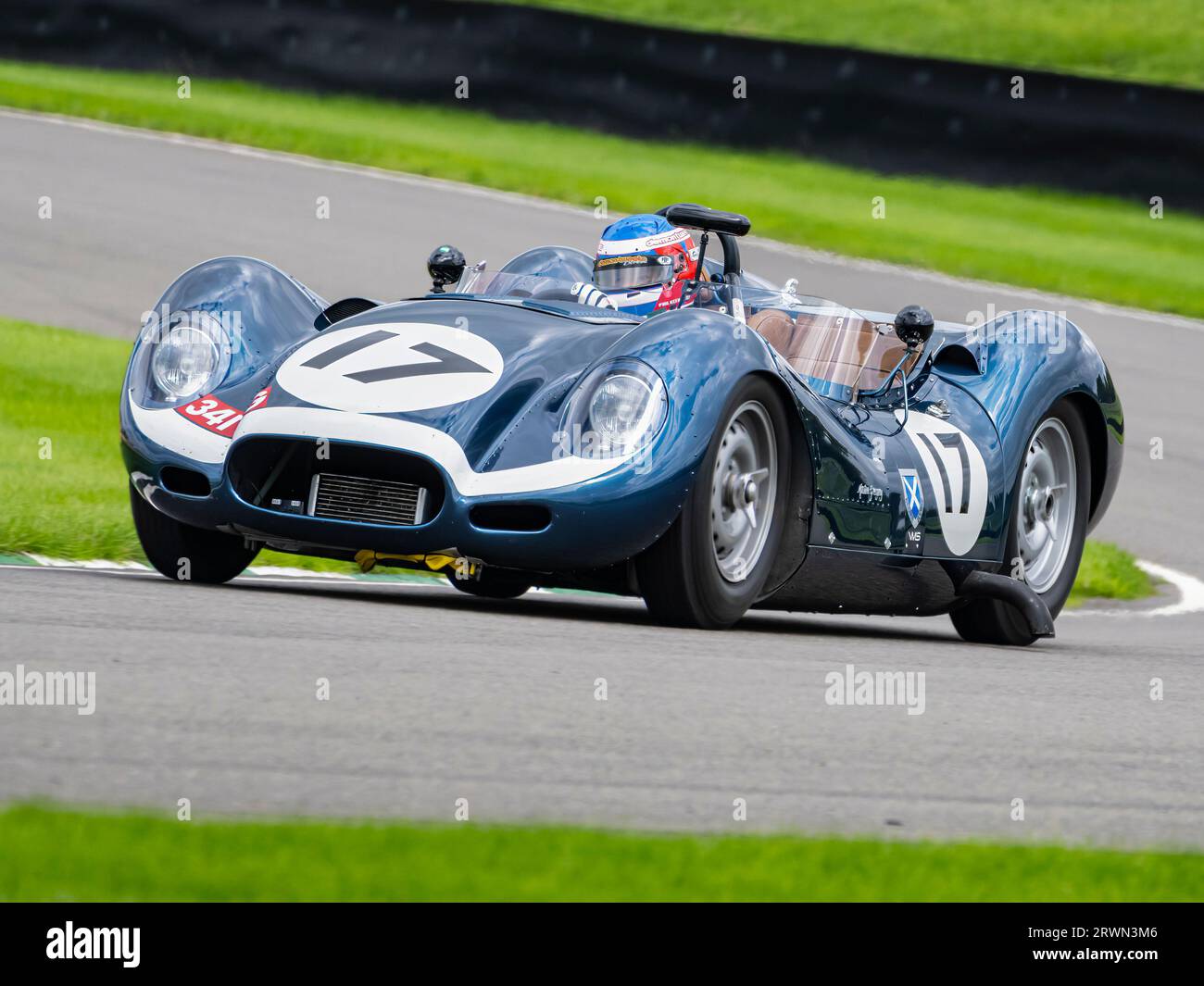Une voiture Lister Jaguar « Knobbly » bleue sur piste lors des essais au Goodwood Revival, West Sussex UK Banque D'Images