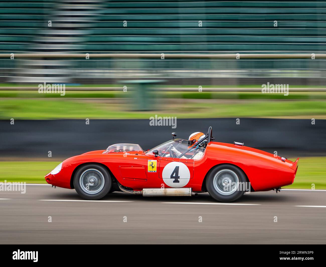 Une Ferrari 246S Dino rouge aux essais sur le circuit de course automobile Goodwood, West Sussex UK 2023 Banque D'Images