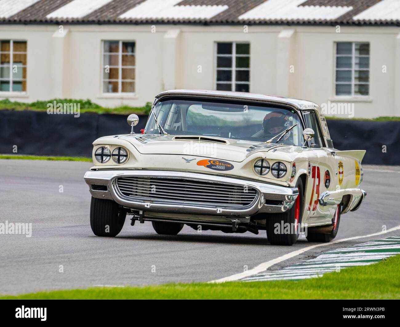 Une Ford Thunderbird en piste lors des essais sur le circuit de course automobile Goodwood, West Sussex UK 2023 Banque D'Images