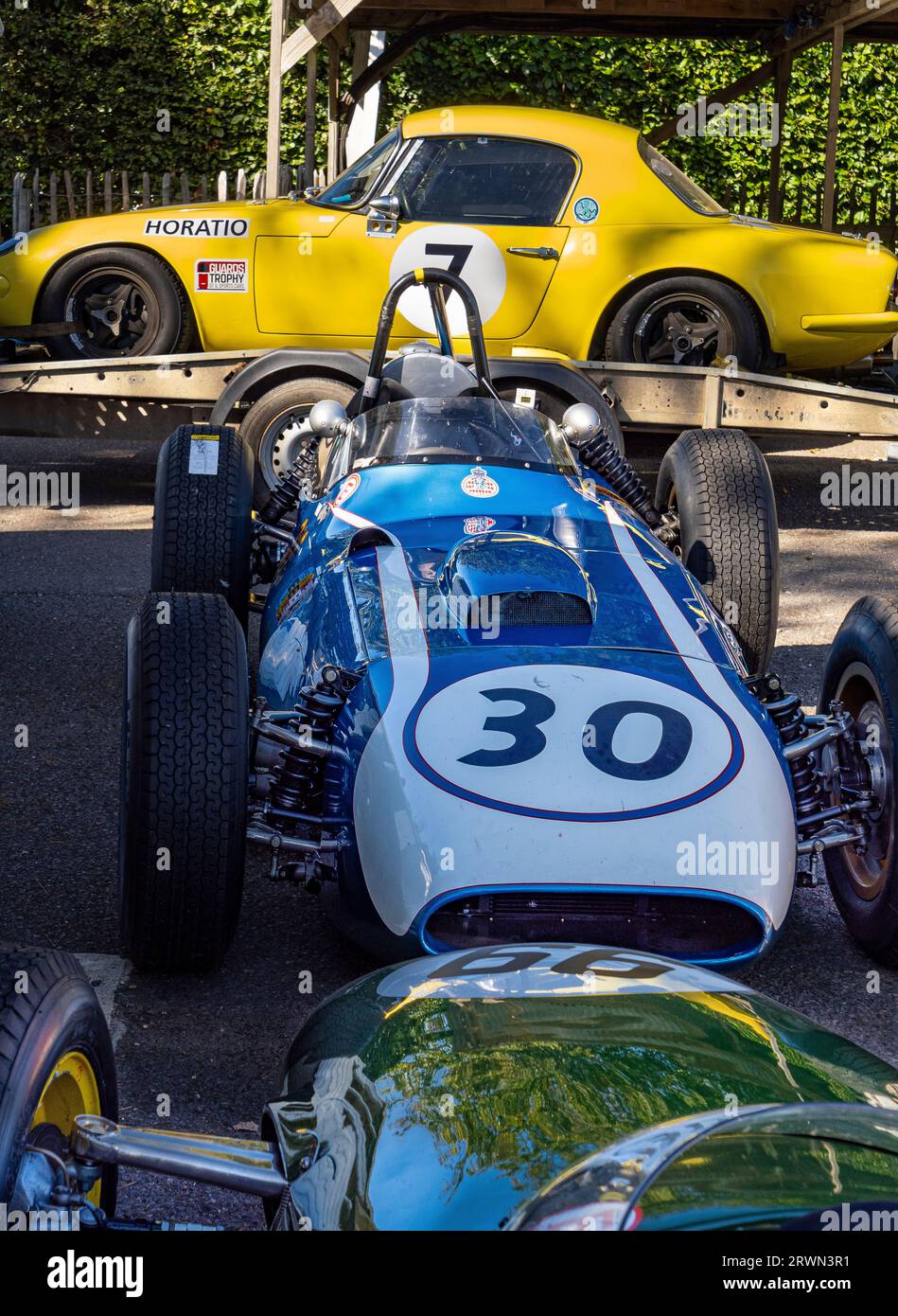 Voitures de course dans le paddock pendant les essais sur le circuit de course automobile Goodwood, West Sussex UK 2023 Banque D'Images