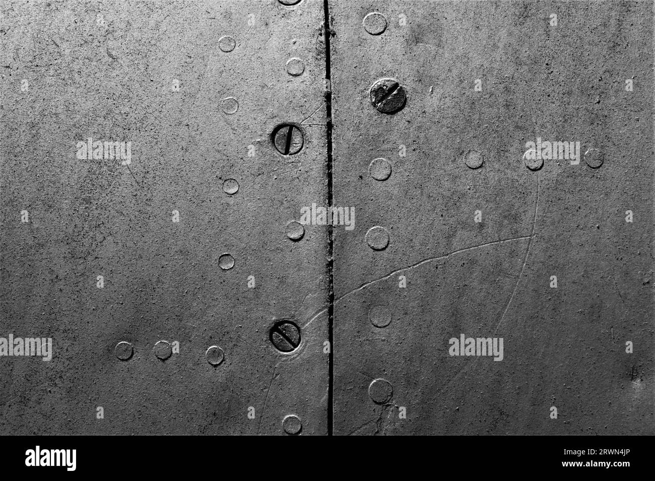 Fragment d'un vieux fuselage d'avion avec vis et rivets. Contexte. Banque D'Images