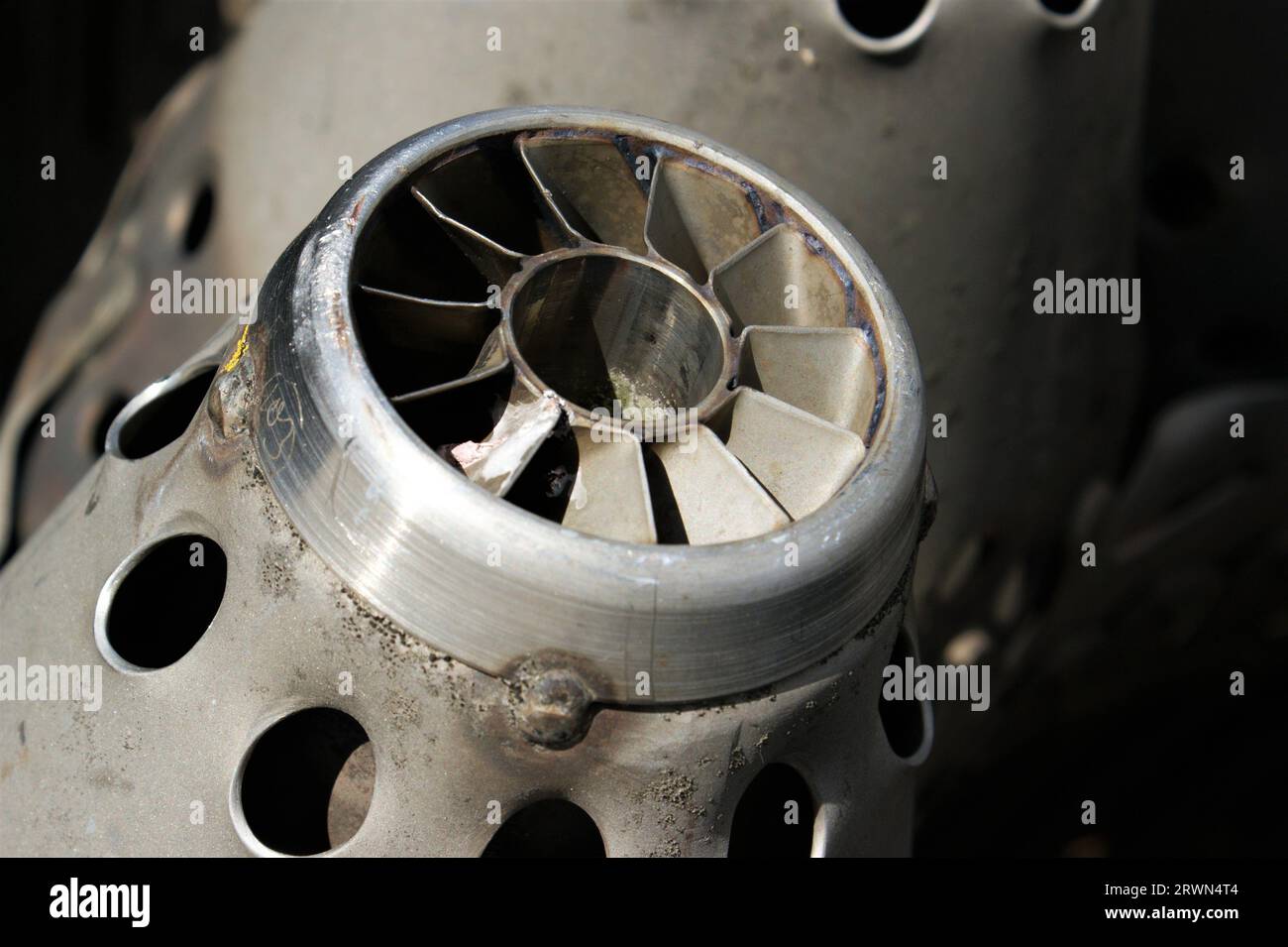 Un fragment d'un vieux détail de turbine. Aubes de turbine en acier. Banque D'Images