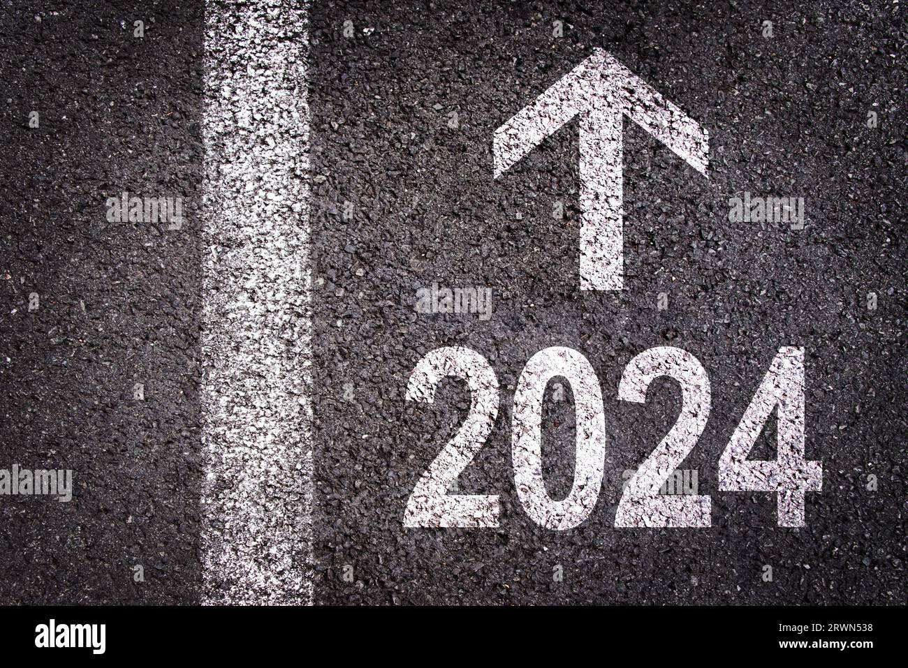 Direction 2024 écrit sur fond de route asphaltée, illustration d'objectif d'affaires de nouvelle année Banque D'Images