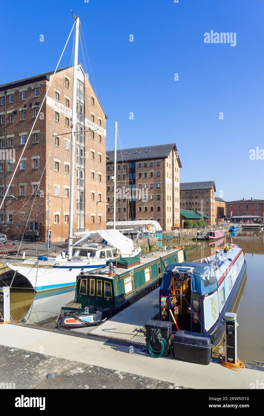 Gloucester docks entrepôts victoriens convertis en appartements et bateaux étroits dans Victoria Basin Gloucester Gloucestershire Angleterre UK GB Europe Banque D'Images
