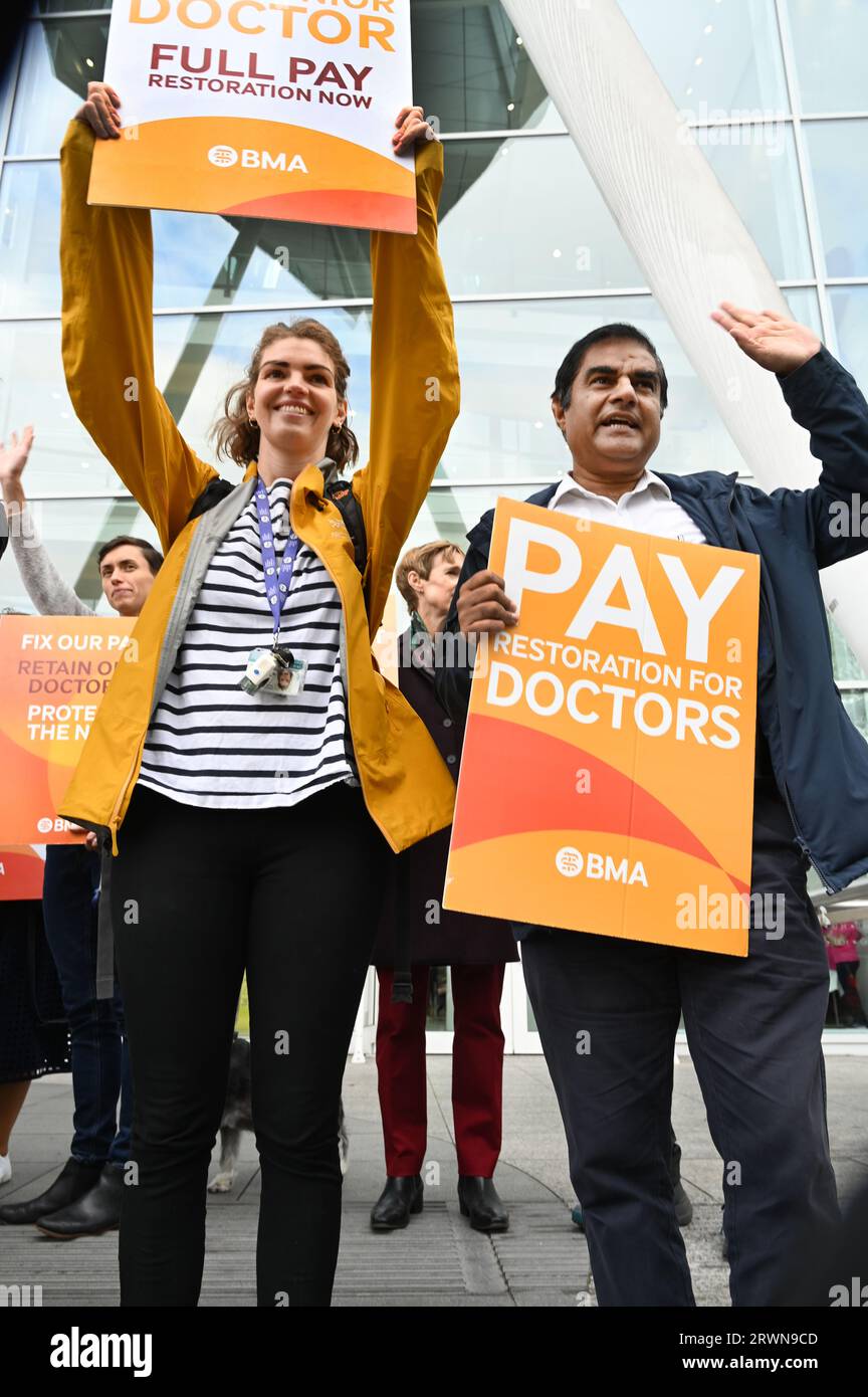 Grève des consultants et des médecins. Le 20 septembre 2023, les consultants du NHS et les médecins juniors piquent l'hôpital University College, Londres, Angleterre. Banque D'Images