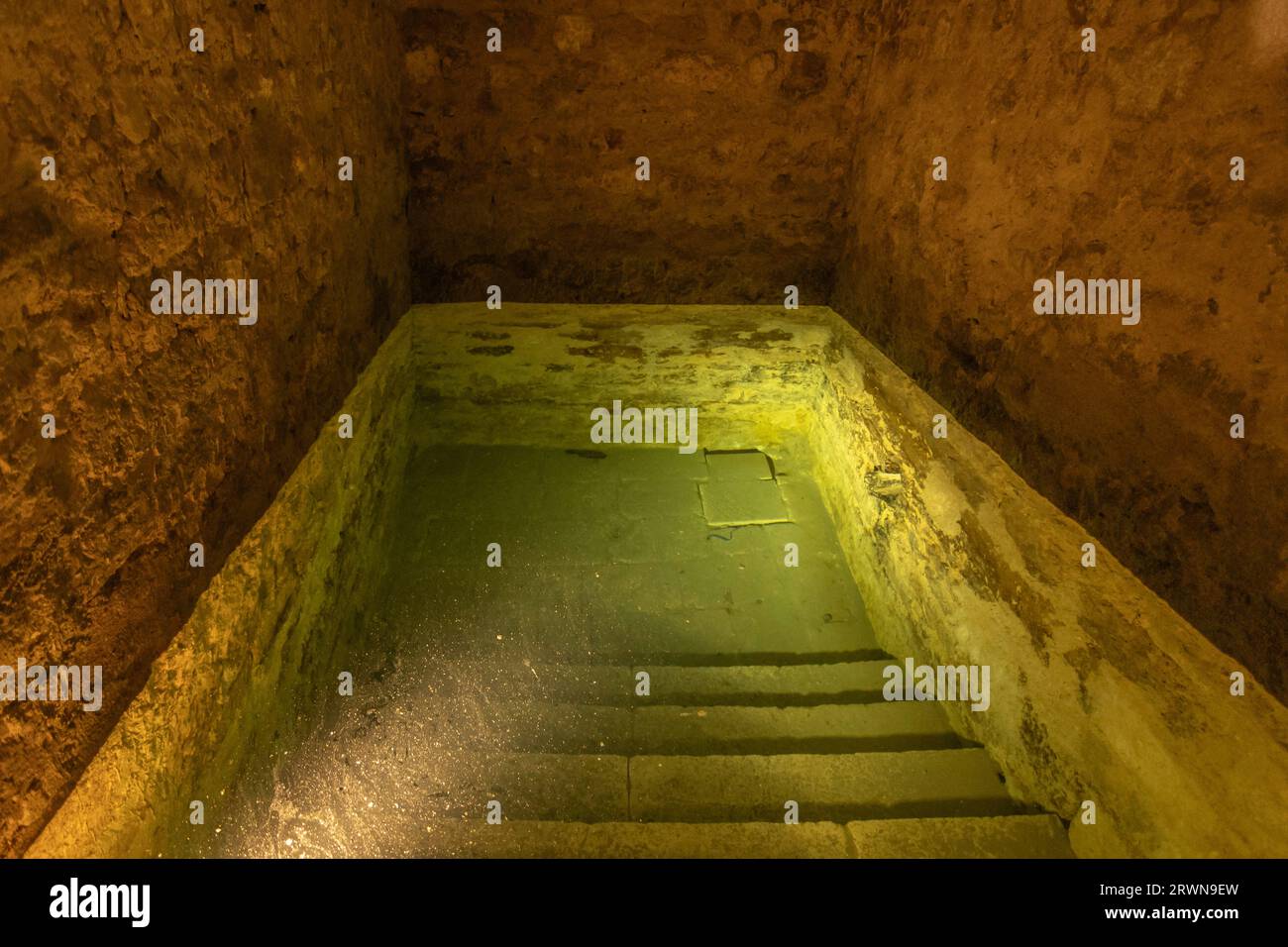 Montpellier, France - 16 septembre 2023 : Montpellier Mikvé. Bain rituel de purification juif du 13e siècle dans le quartier juif de Montpellier, France Banque D'Images