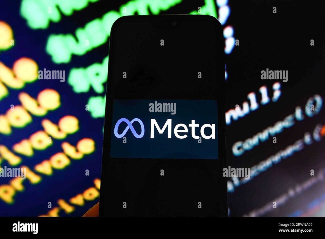 Dans cette illustration photo, un MÉTA logo est affiché sur un smartphone avec Code en arrière-plan. Banque D'Images