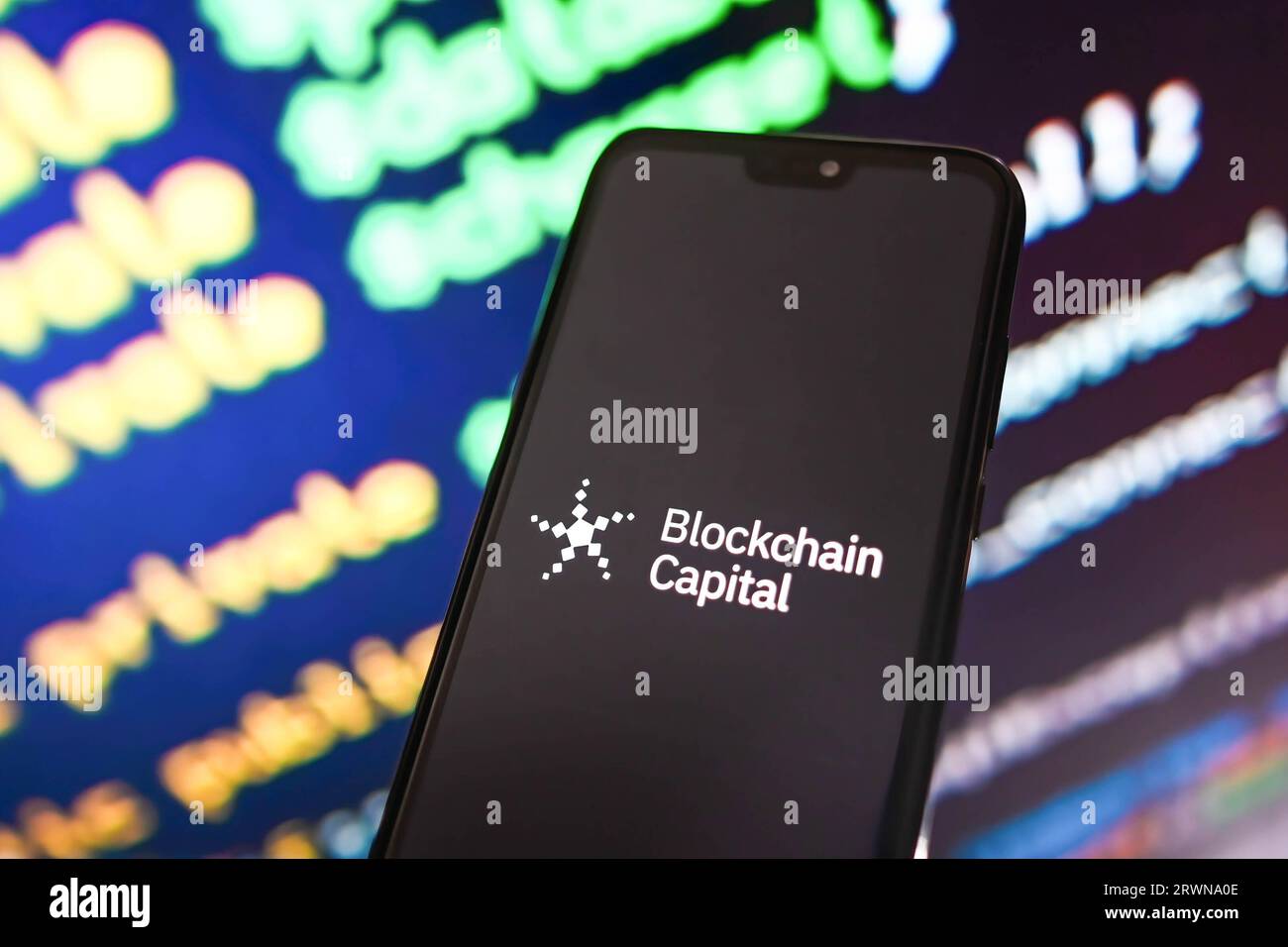 Dans cette illustration photo, un logo blockchain Capital est affiché sur un smartphone avec Code en arrière-plan. Banque D'Images