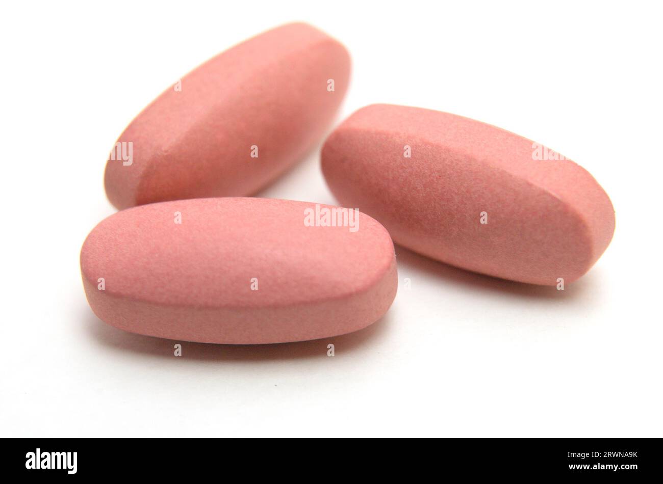 Plusieurs pilules de complexe de vitamine B macro isolé sur fond blanc Banque D'Images