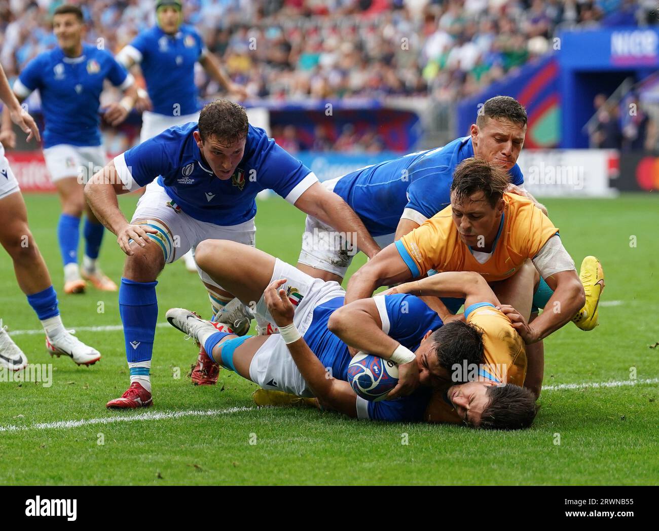 L'Italien Lorenzo Pani marque le premier essai de son équipe lors de la ...