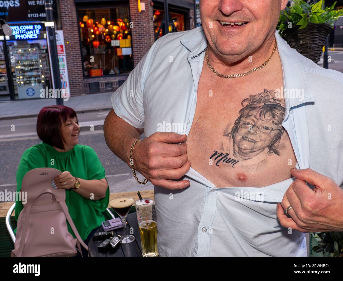 Un homme avec un tatouage de sa mère sur la poitrine hist. Banque D'Images