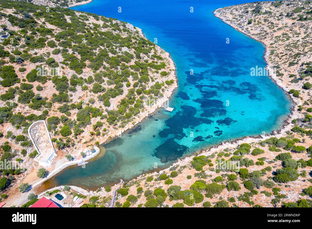 Vue aérienne d'un fjord pittoresque sur l'île de Lipsi, Dodécanèse, Grèce. Banque D'Images