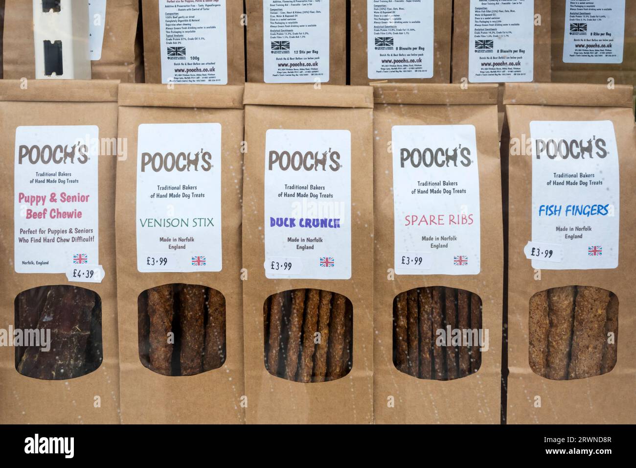 Sacs de friandises pour chiens faites à la main de Pooch à vendre dans une vitrine de Norfolk. Banque D'Images