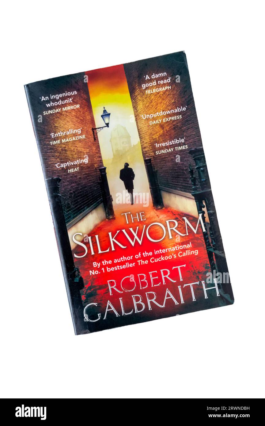 Une copie de poche de The Silkworm, un roman Cormoran Strike de JK Rowling écrit comme Robert Galbraith. Publié pour la première fois en 2014. Banque D'Images