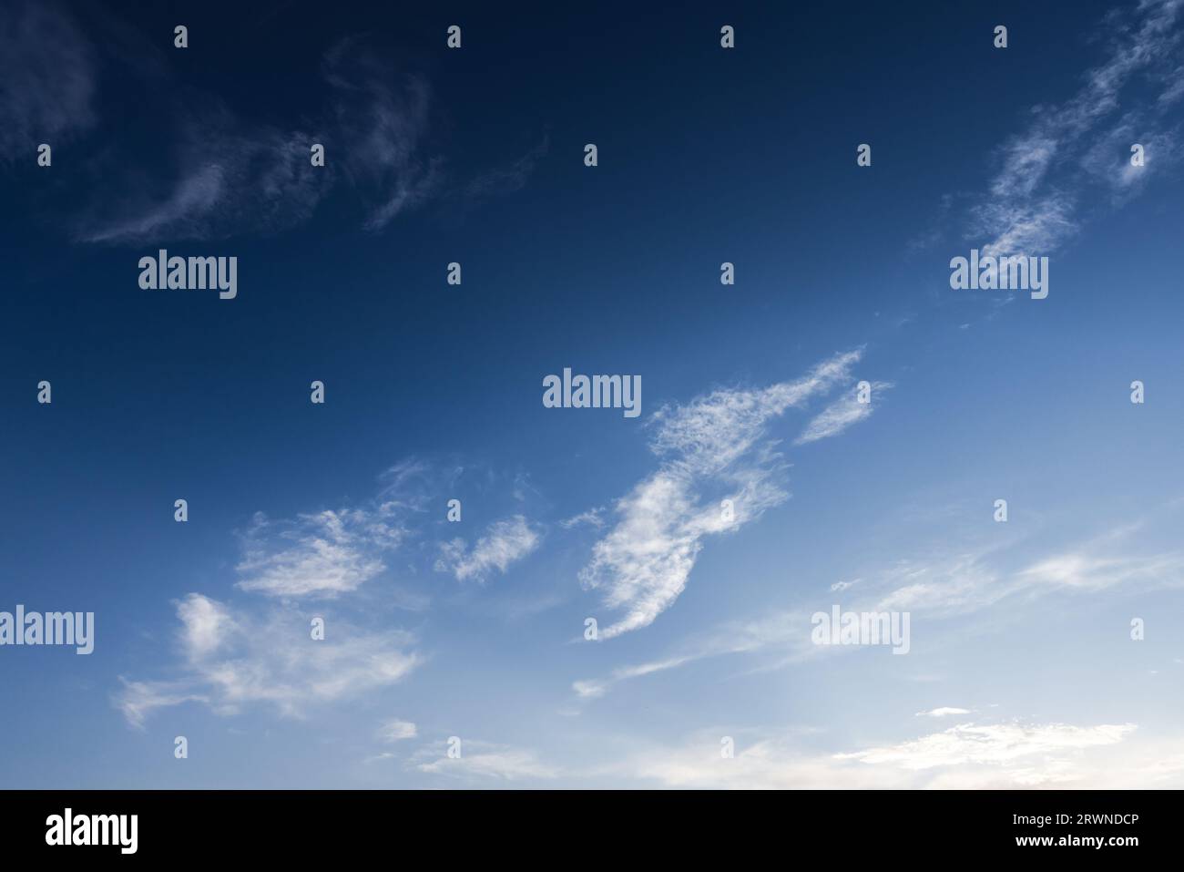 Ciel bleu profond avec de petits nuages blancs. Photo d'arrière-plan naturel Banque D'Images