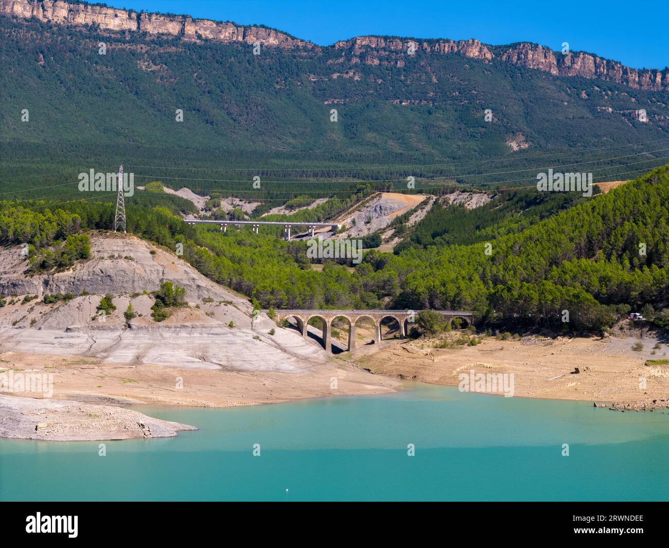 Cette photo aérienne de drone montre le magnifique lac Aragon dans les Pyrénées espagnoles. Banque D'Images