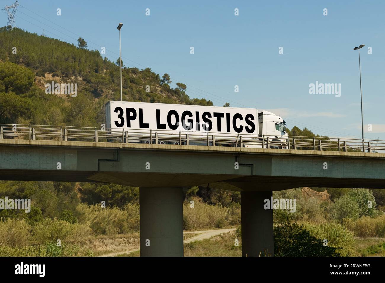 Un camion traverse le pont, avec l'inscription sur la remorque - logistique 3PL. Concept logistique. Banque D'Images