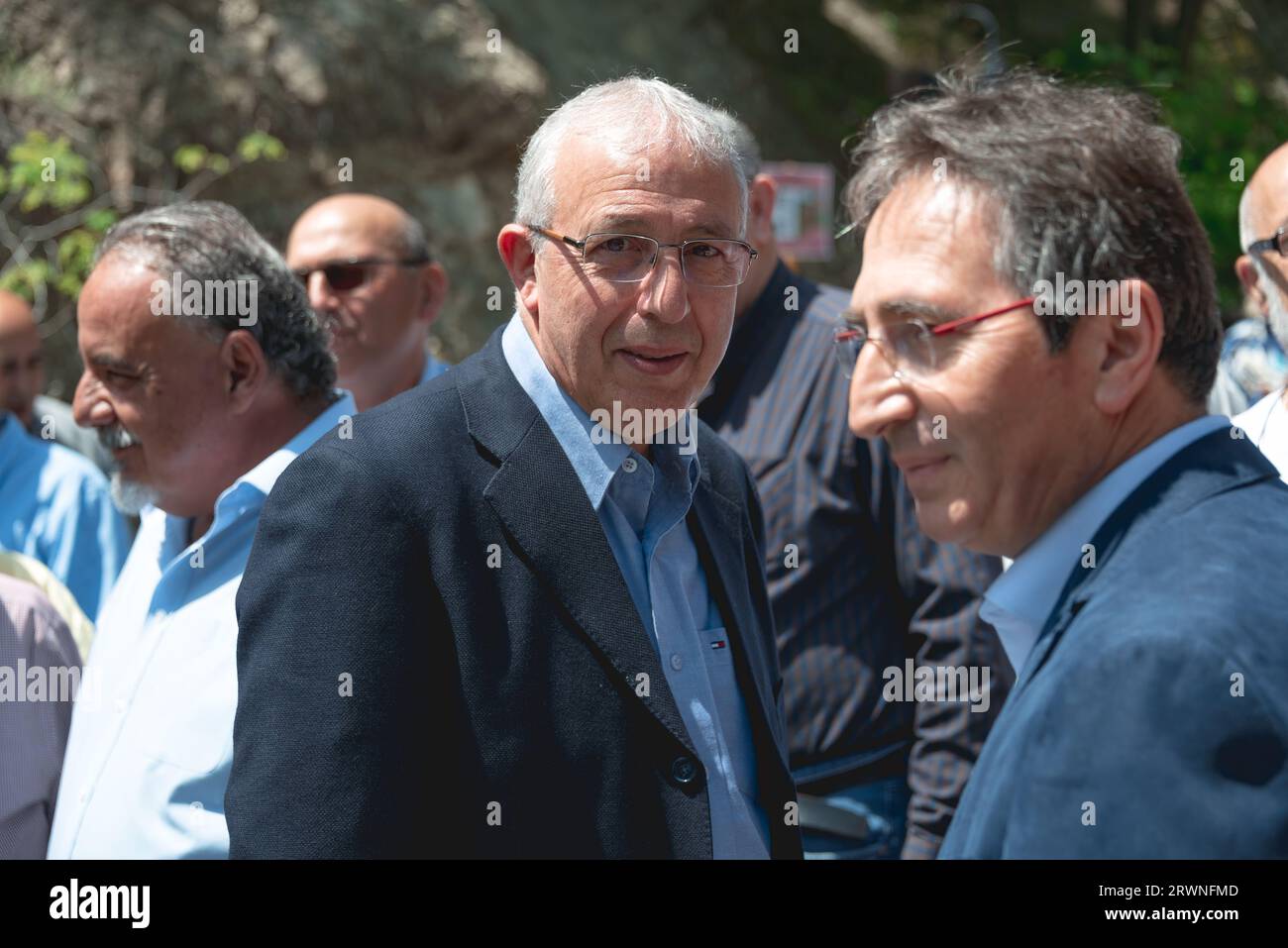 Agros, district de Limassol, Chypre - 13 mai 2023 : le ministre de l'Agriculture, M. Petros Xenophontos, visite de la 15e fête des Roses dans le village d'Agro Banque D'Images