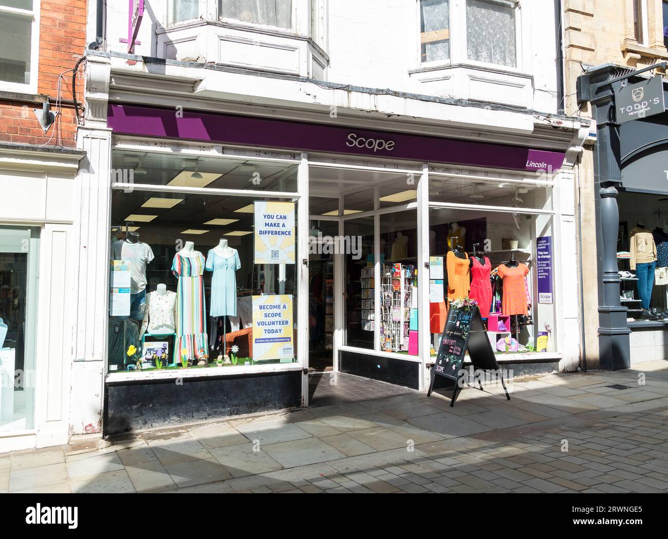 Scope Charity Shop, High Street, Lincoln City, Lincolnshire, Angleterre, ROYAUME-UNI Banque D'Images