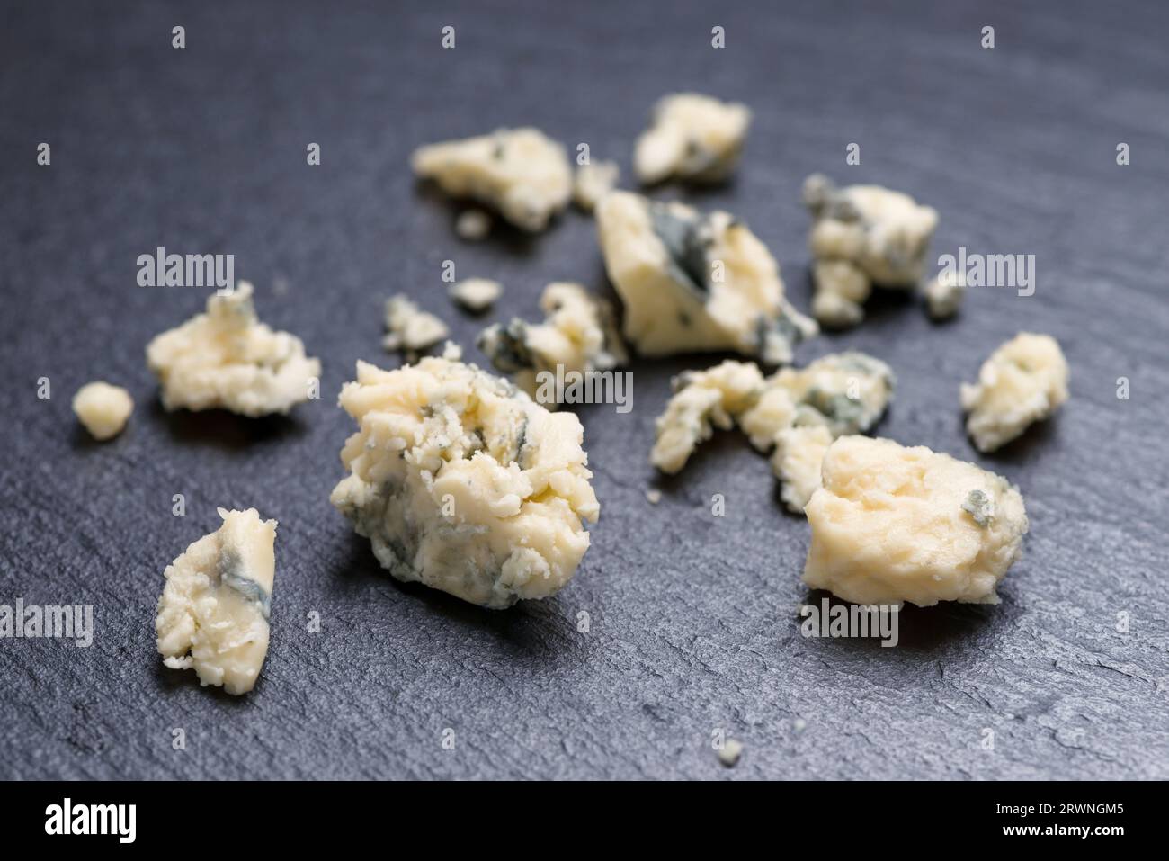 vue de dessus de morceaux savoureux fromage avec moule bleu sur fond d'ardoise noire. Banque D'Images