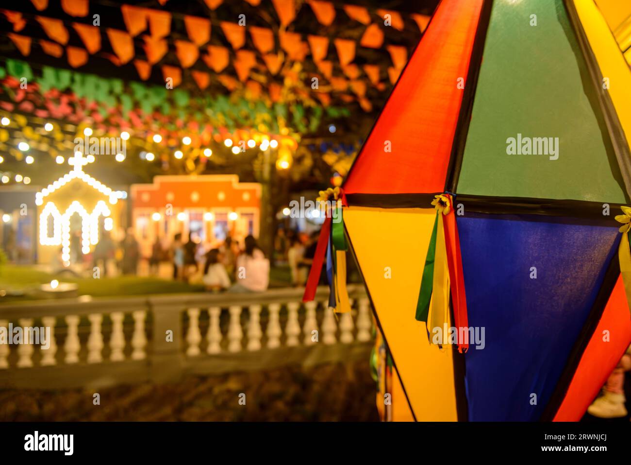 Drapeaux colorés et ballon décoratif pour la fête de Saint John, qui a lieu en juin dans le nord-est du Brésil Banque D'Images