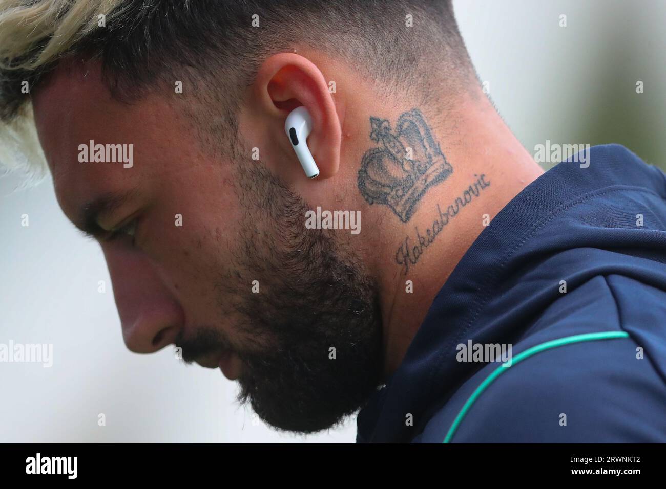 Le tatouage du cou de Sead Hakšabanović #20 de Stoke City avant le match du championnat Sky Bet Huddersfield Town vs Stoke City au John Smith's Stadium, Huddersfield, Royaume-Uni, le 20 septembre 2023 (photo de Gareth Evans/News Images) Banque D'Images