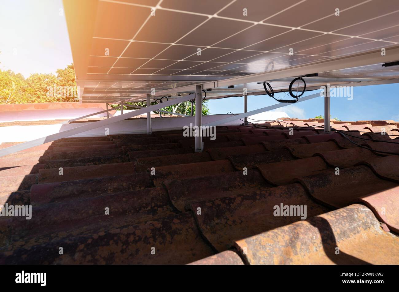 Cadre métallique pour panneaux solaires sur toit de maison en argile Banque D'Images