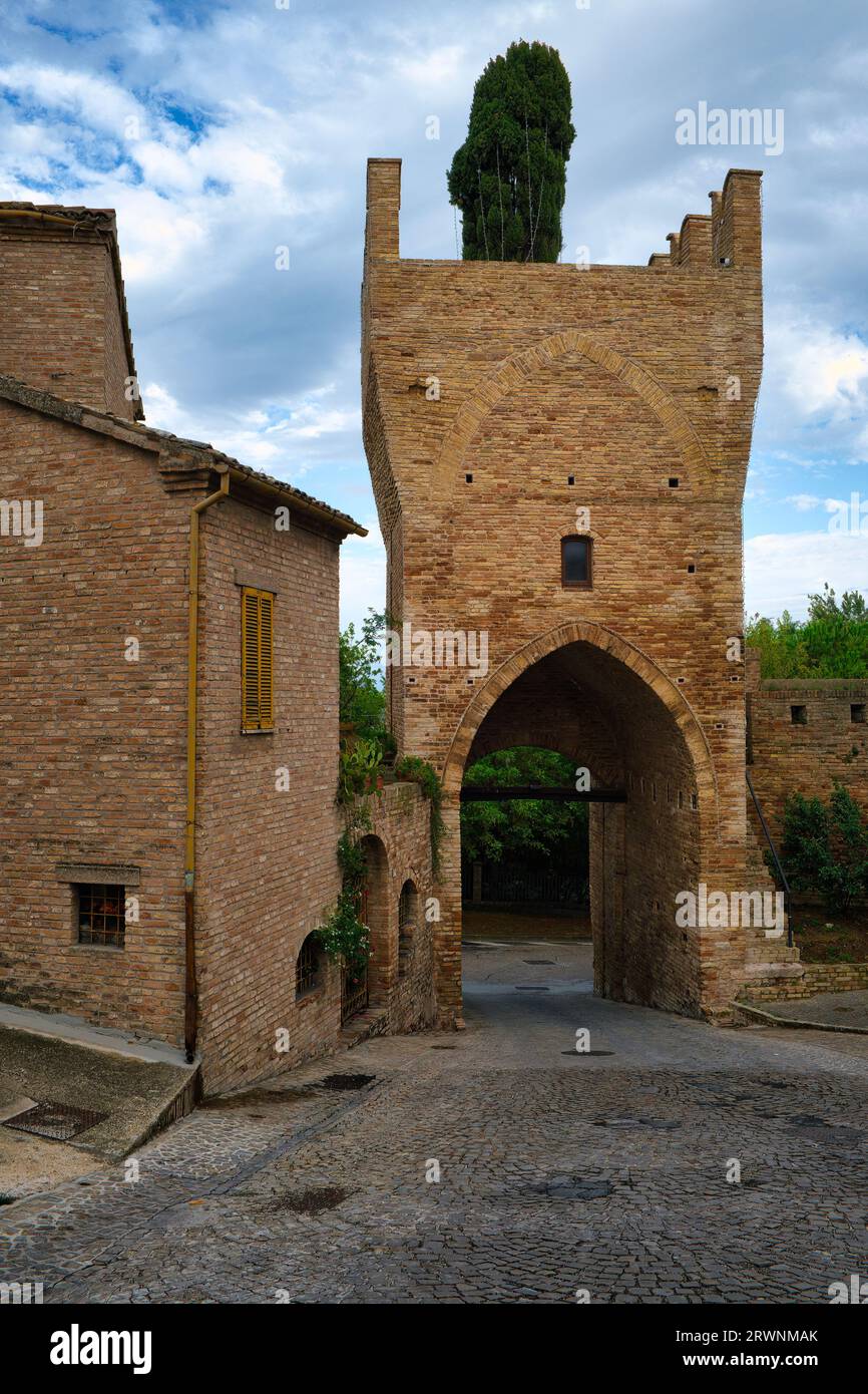 Vue sur la vieille ville de Civitanova alta dans la région des Marches en Italie Banque D'Images