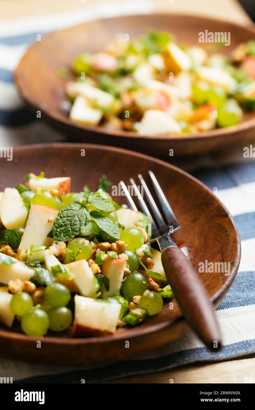 Salade Waldorf végétalienne faite maison. Banque D'Images
