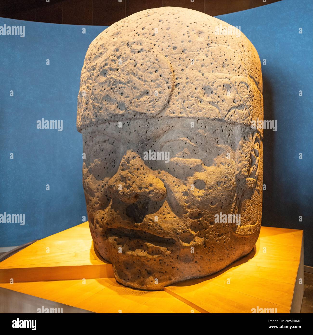 Sculpture colossale de tête olmèque faite par la civilisation olmèque, Mexico, Mexique. Banque D'Images